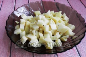 Суп с сырными шариками: Порезать картошку